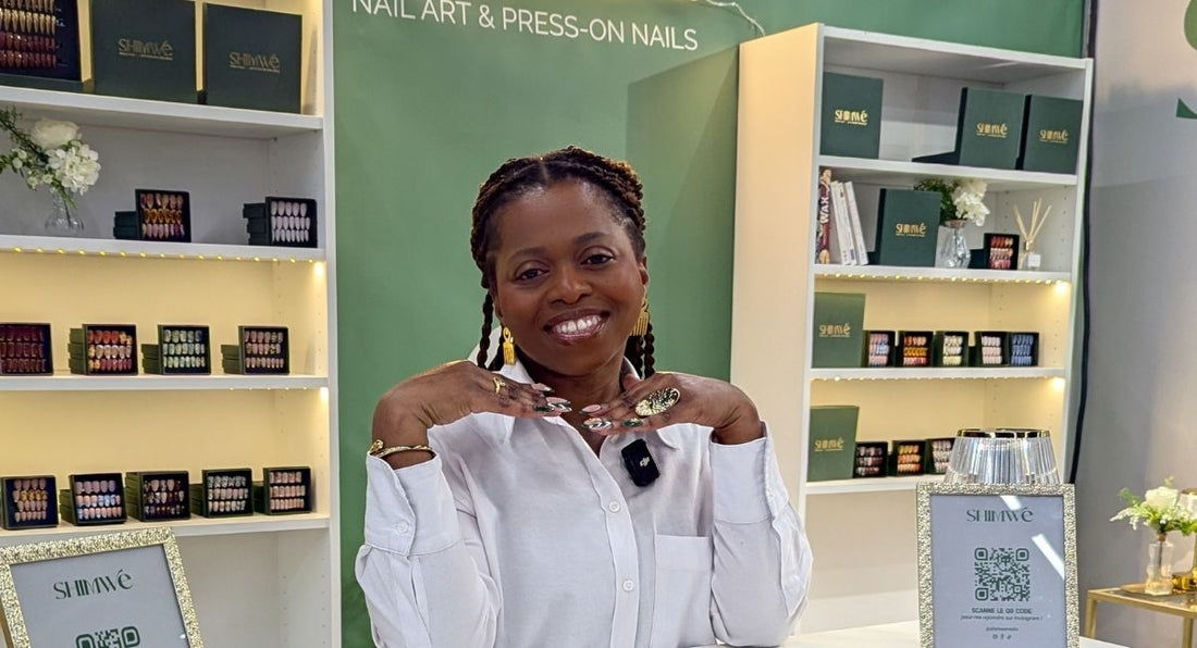 Sandrine, artisan nail artist et fondatrice de SHIMWE, derrière son comptoir présentant ses collections de faux ongles personnalisés et réutilisables