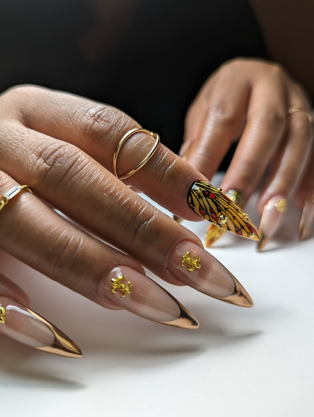 Mesure la largeur de tes ongles naturels